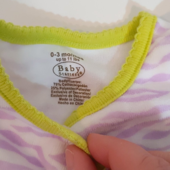 Bundle of footed onesies 0-3 months - Picture 5 of 8